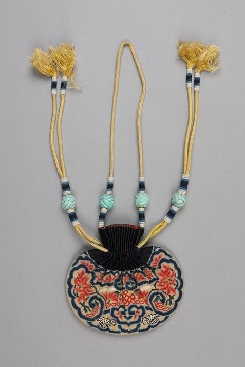 石青色缎口满纳菊花盘肠纹椭圆荷包