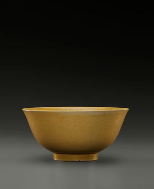 宣德款黄釉暗云龙纹碗