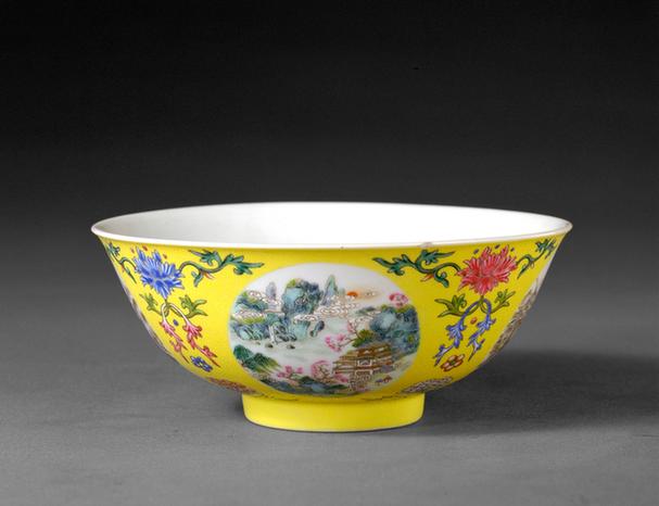 嘉庆款黄地粉彩轧道里朵花纹外开光山水图碗