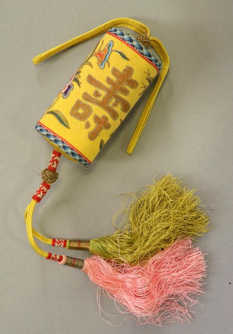 黄色缎锁绣灵仙祝寿纹活计-扳指套