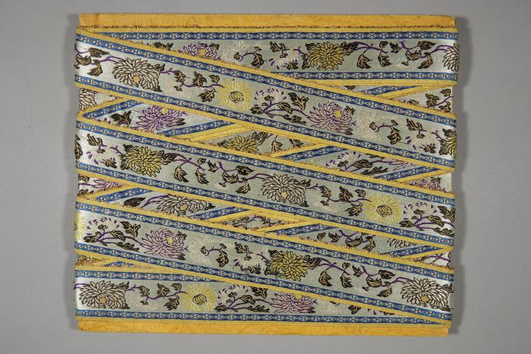 湖色缎地织金水墨浅彩九花纹绦