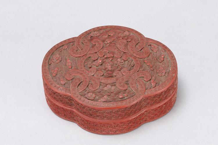 剔红落花流水云头纹海棠式盒