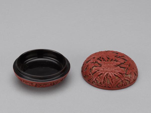 剔红秋葵纹圆盒