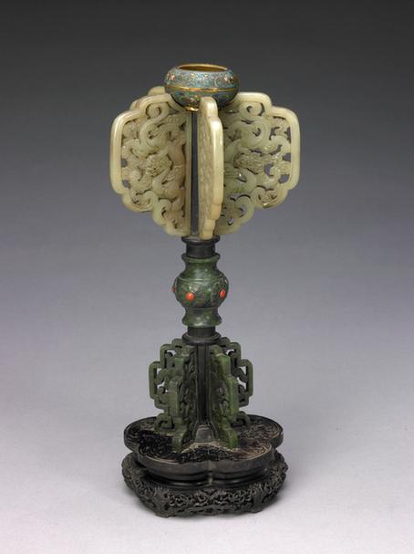 青玉带木托嵌石冠架