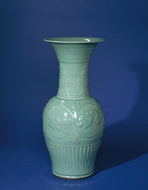 龙泉窑青釉刻花尊