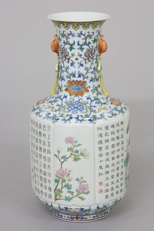 乾隆款斗彩缠枝莲开光粉彩诗句花卉纹蝠耳瓶