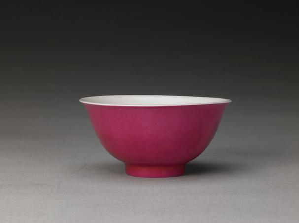 雍正款里白釉外胭脂水釉暗划龙纹碗