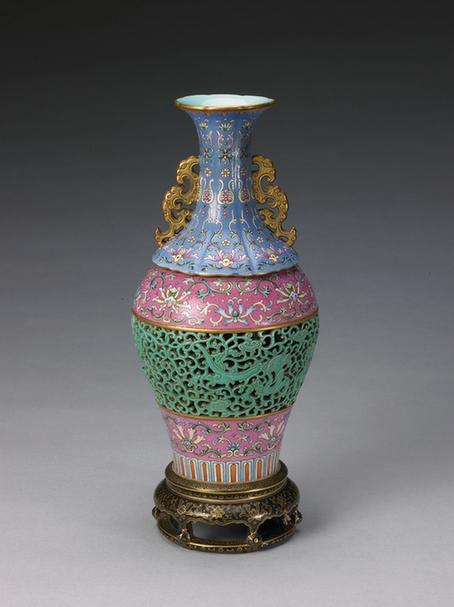 乾隆款洋彩镂空龙纹夔凤耳转心瓶