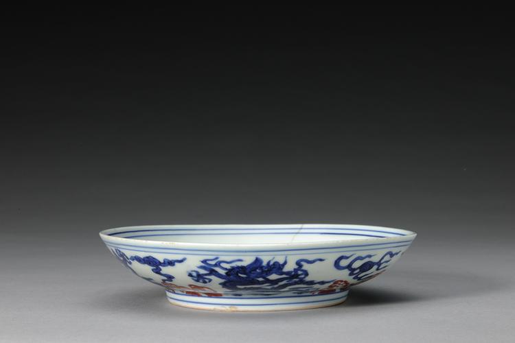 嘉靖款青花矾红彩海水云龙纹盘