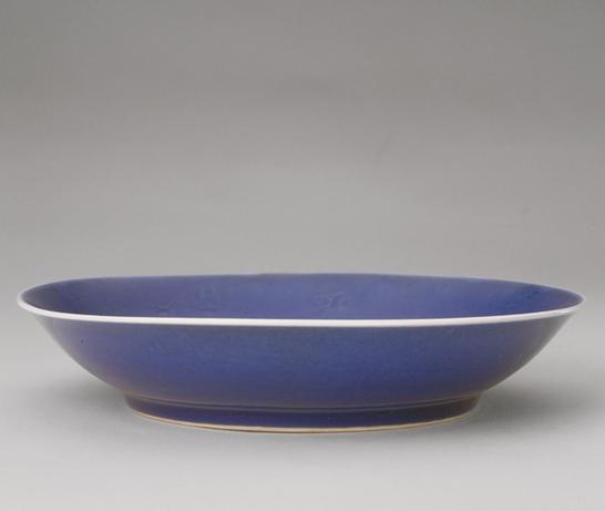 宣德款祭蓝釉暗云龙纹盘