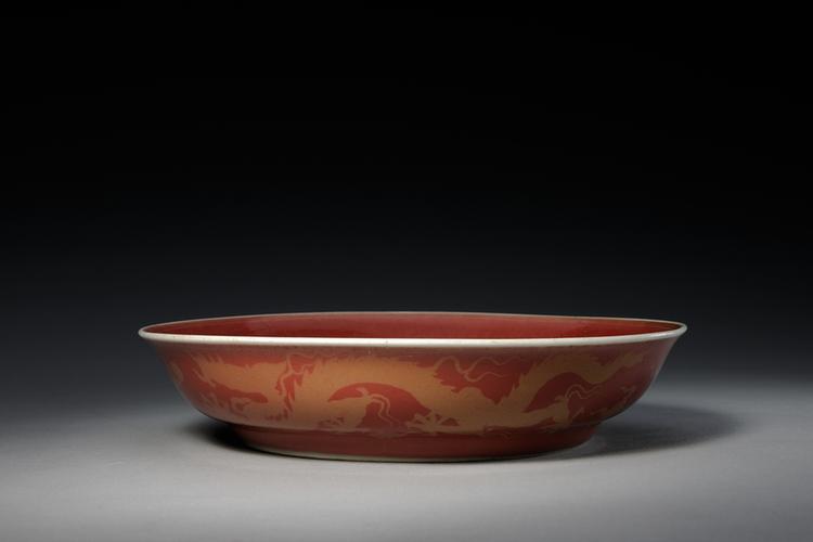 鲜红釉金彩云龙纹盘