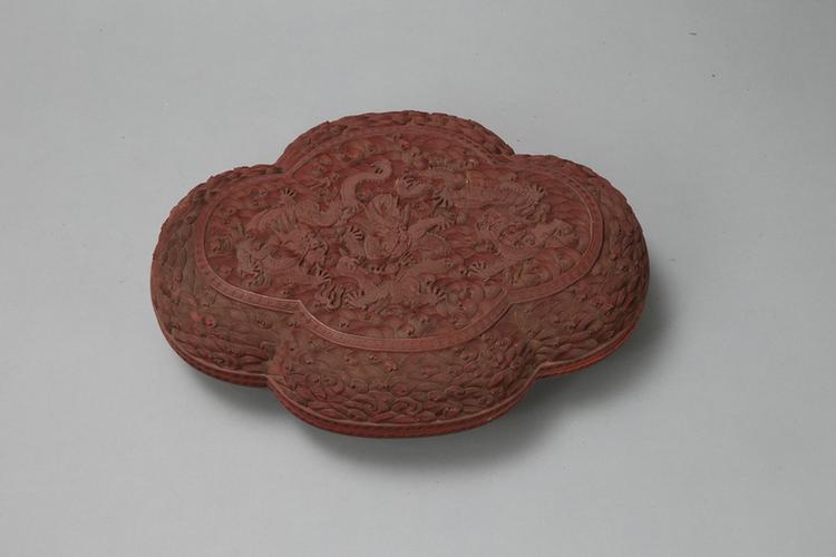 剔红海水龙珠纹海棠式盒