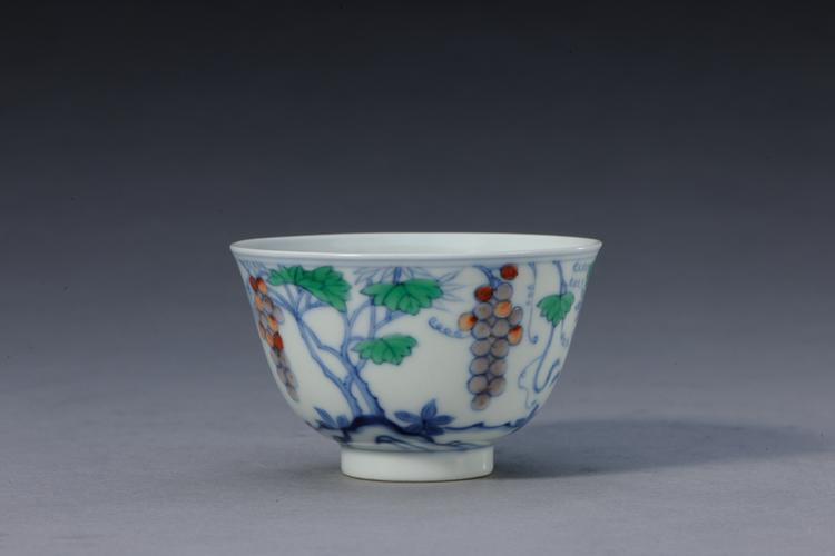 成化款斗彩葡萄纹杯