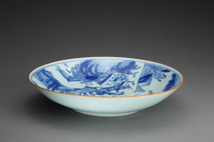 青花人物洞石图盘