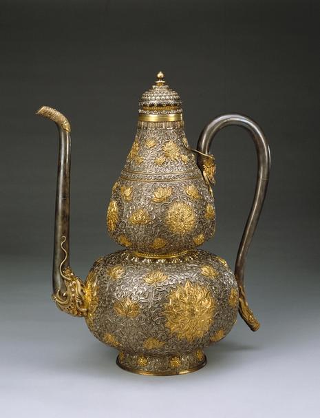 乾隆款银錾刻鎏金缠枝莲纹葫芦式执壶