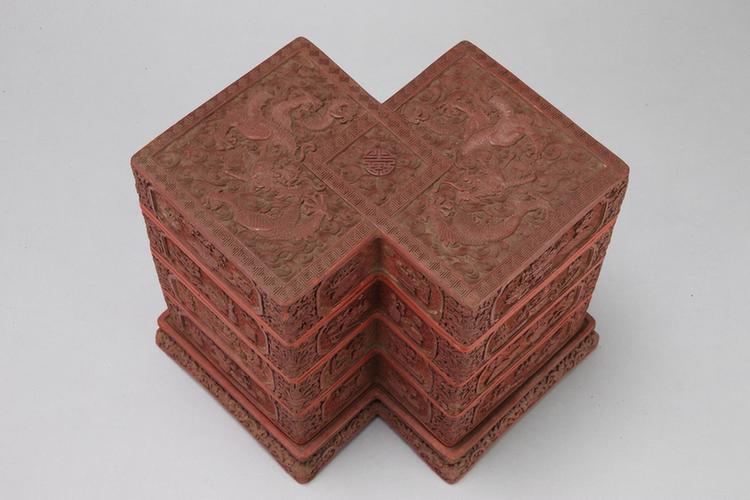 剔红云龙纹开光博古纹方胜式三层套盒