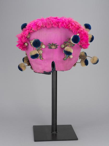 粉色缎串玻璃珠龙花蝶纹带蓝白绒球鸭尾巾