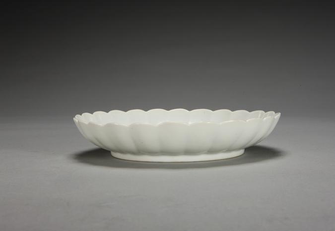 雍正款粉彩牡丹纹菊瓣盘