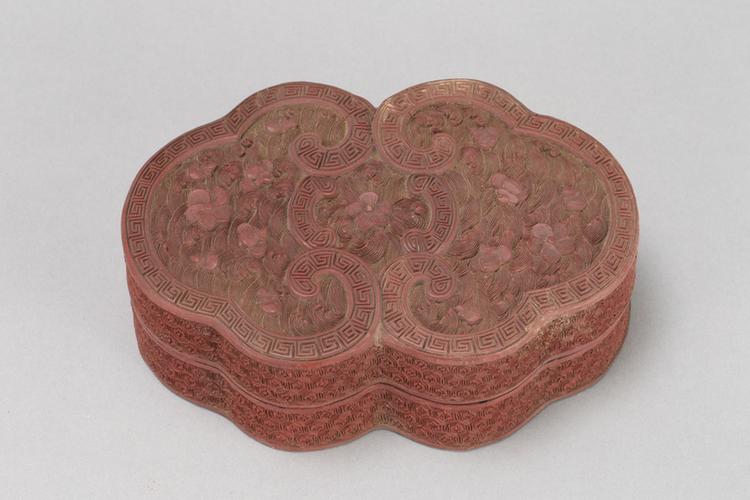 剔红落花流水纹如意式盒