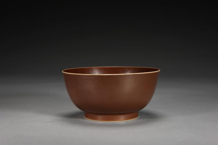 雍正款米黄釉白里墩式碗