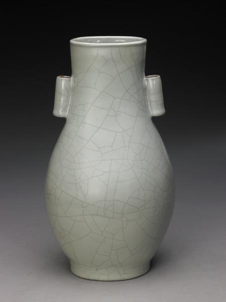 乾隆款仿官釉贯耳扁瓶