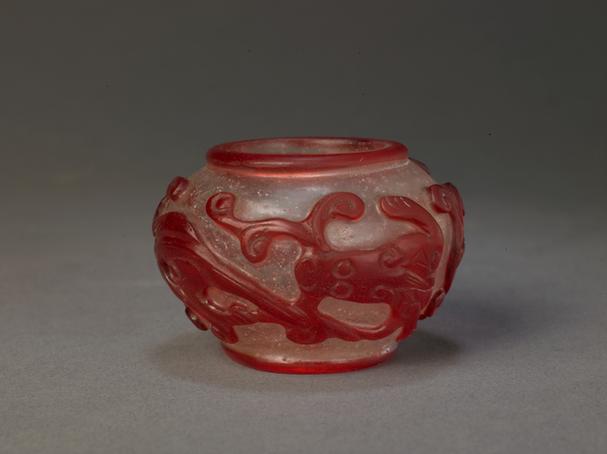 白色地套红色玻璃螭纹水丞