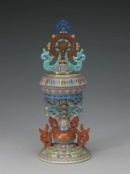 乾隆款绿地粉彩瓷七珍-轮宝