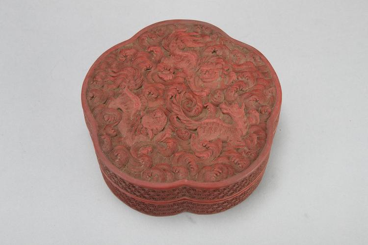 剔红三狮戏球图梅花式盒