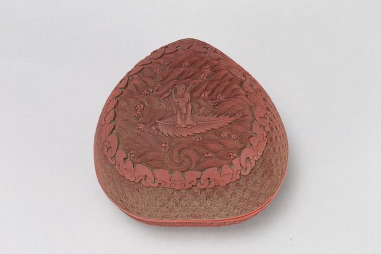 剔红八仙图桃式盒