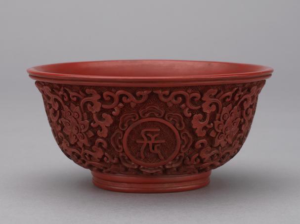 乾隆款剔红长春万岁缠枝莲纹碗