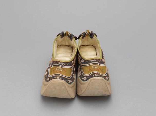 香色缎缀绣米珠珊瑚珠皂鞋