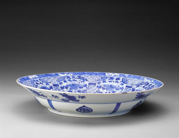 青花锦地开光花卉纹大盘