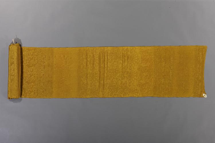 香色牡丹纹绉绸