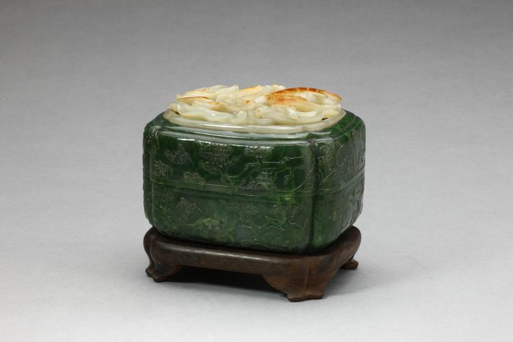 碧玉嵌白玉透雕莲鹤四方纹委角盒