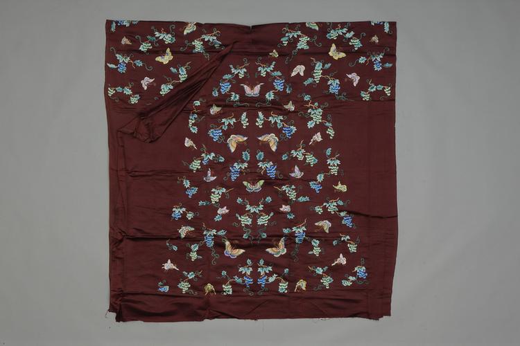 绛色缎绣浅彩葡萄蝶纹氅衣料