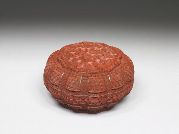 剔红雕漆蟠云宝盒