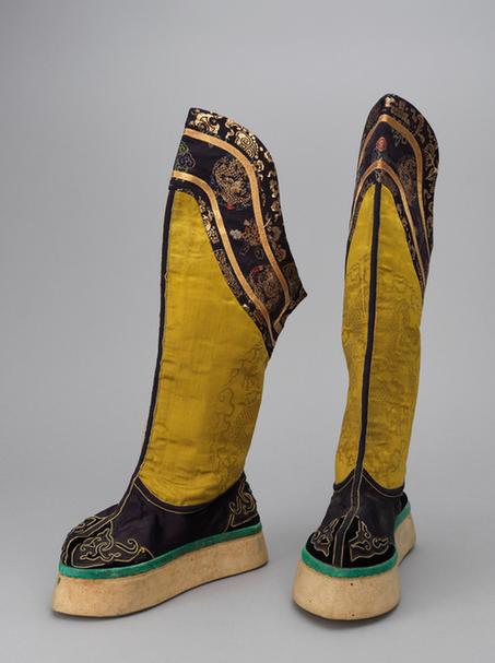 香色缎筒石青缎帮绒云纹头尖底靴