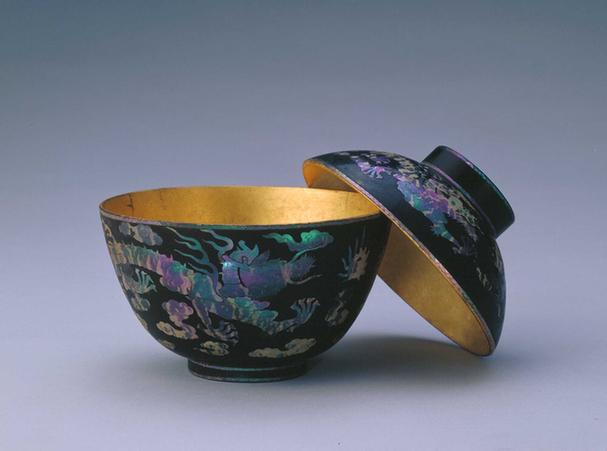 黑漆嵌螺钿云龙纹盖碗