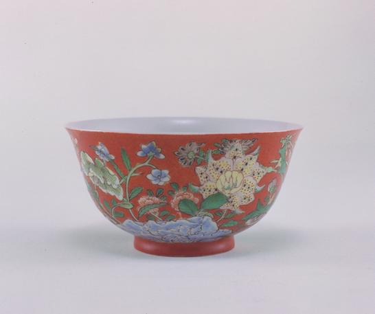 康熙款胭脂紫地珐琅彩花卉纹碗