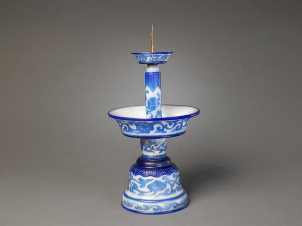 乾隆款白色地套蓝色玻璃缠枝花卉纹烛台