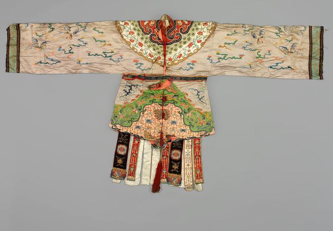 白色缎盘金绣彩云凤纹宫衣