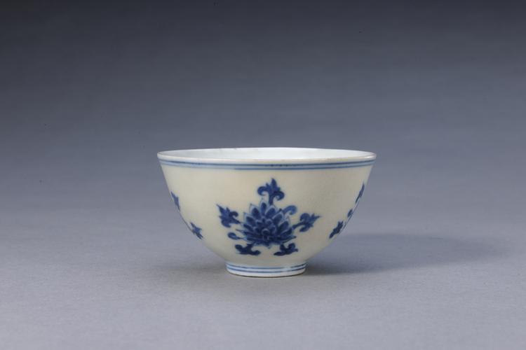 成化款青花宝相花纹杯