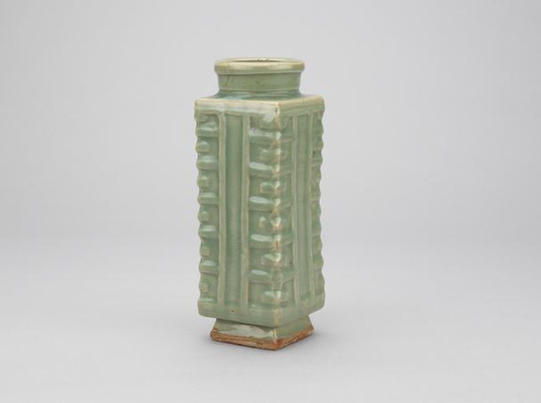 龙泉窑青釉刻八卦纹琮式瓶