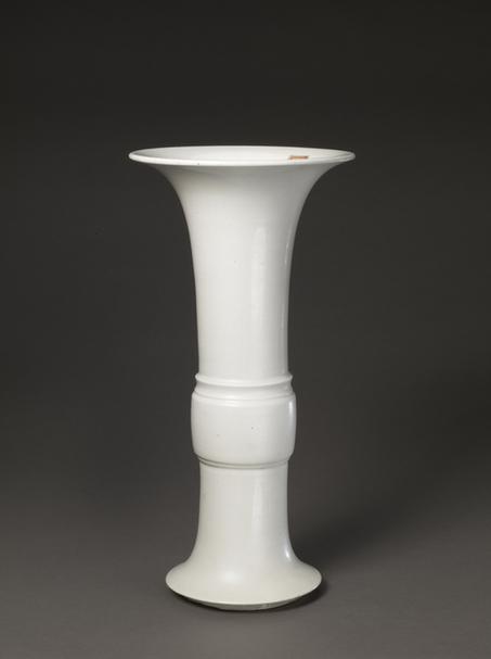 白釉暗花纹大花觚