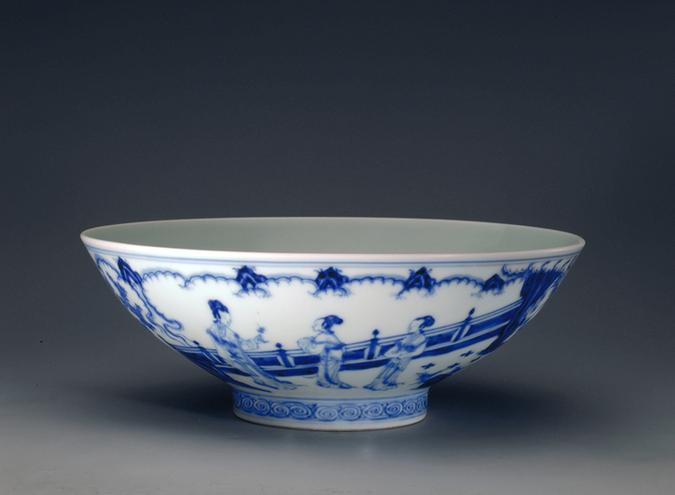 康熙款青花仕女图浅碗