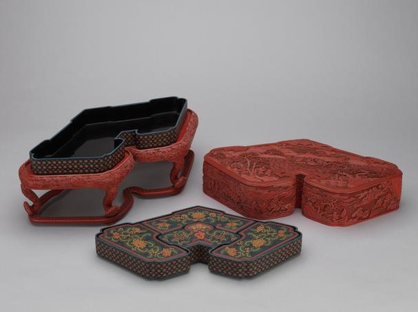 剔红山水人物图磬式套盒