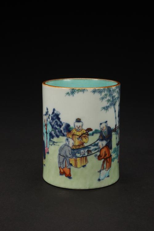 乾隆款粉彩加斗彩婴戏图笔筒