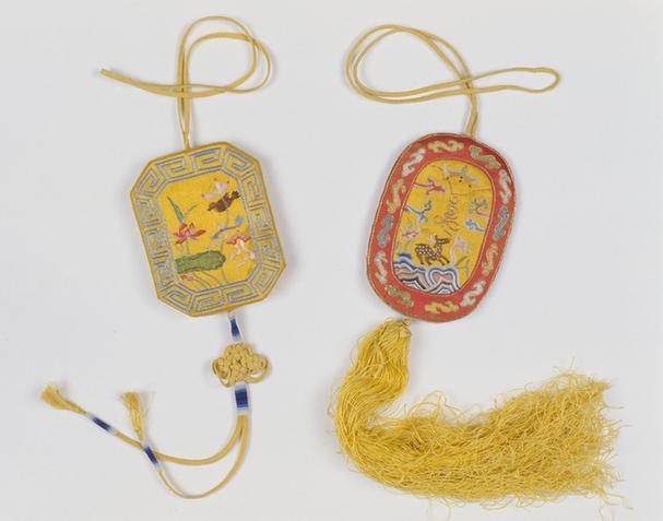 黄色缎心红缎边绣云福禄寿纹长圆香袋