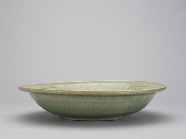 龙泉窑青釉刻牡丹纹折沿盘