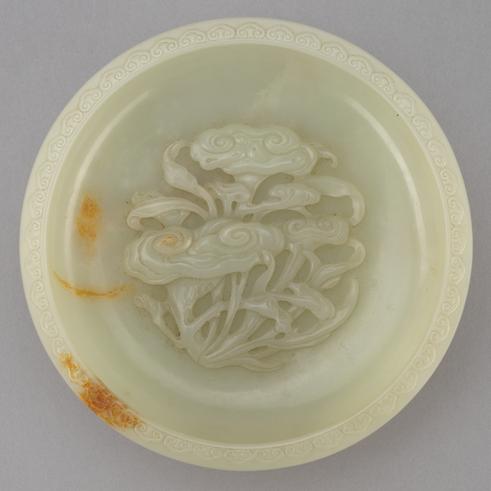 带皮青玉浮雕灵芝莲瓣纹四足洗
